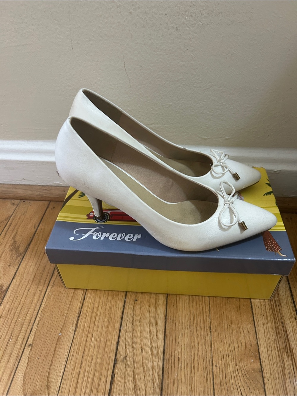 White Pointed Toe Bow Heels 🌹 - Picture 3 of 11